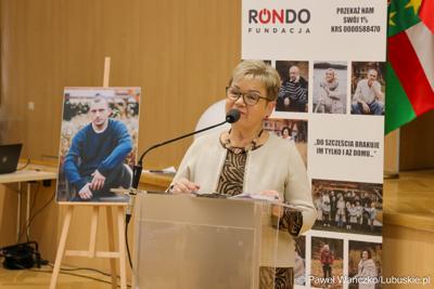 Członkini zarządu województwa lubuskiego Anna Chinalska na konferencji z okazji 10-lecia jubileuszu Fundacji RONDO