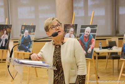 Członkini zarządu województwa lubuskiego Anna Chinalska na konferencji z okazji 10-lecia jubileuszu Fundacji RONDO