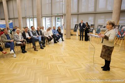 Członkini zarządu województwa lubuskiego Anna Chinalska na konferencji z okazji 10-lecia jubileuszu Fundacji RONDO