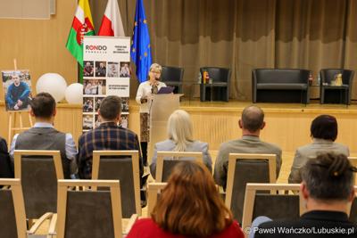 Członkini zarządu województwa lubuskiego Anna Chinalska na konferencji z okazji 10-lecia jubileuszu Fundacji RONDO