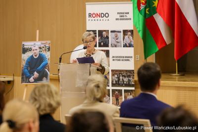 Członkini zarządu województwa lubuskiego Anna Chinalska na konferencji z okazji 10-lecia jubileuszu Fundacji RONDO