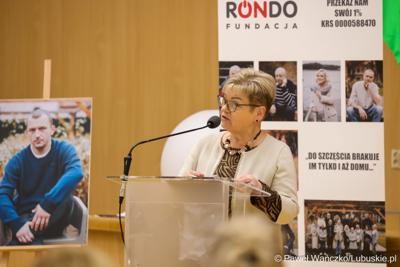 Członkini zarządu województwa lubuskiego Anna Chinalska na konferencji z okazji 10-lecia jubileuszu Fundacji RONDO