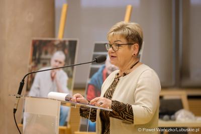Członkini zarządu województwa lubuskiego Anna Chinalska na konferencji z okazji 10-lecia jubileuszu Fundacji RONDO