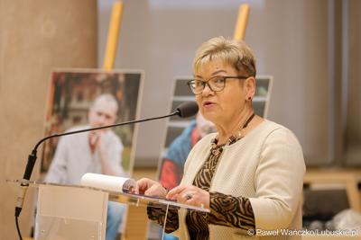 Członkini zarządu województwa lubuskiego Anna Chinalska na konferencji z okazji 10-lecia jubileuszu Fundacji RONDO