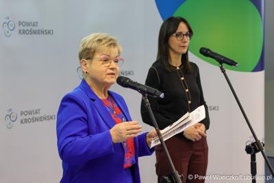Członkini zarządu województwa lubuskiego Anna Chinalska podczas regionalnej konferencji dotyczącej wdrażania Lubuskiego Planu Adaptacji Demograficznej, ze szczególnym uwzględnieniem koncepcji pilotażu na obszarze gmin powiatu krośnieńskiego