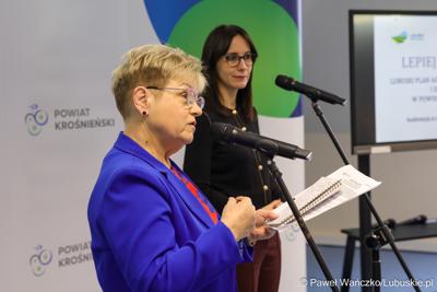 Członkini zarządu województwa lubuskiego Anna Chinalska podczas regionalnej konferencji dotyczącej wdrażania Lubuskiego Planu Adaptacji Demograficznej, ze szczególnym uwzględnieniem koncepcji pilotażu na obszarze gmin powiatu krośnieńskiego