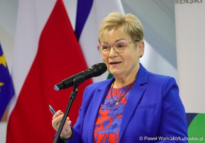 Członkini zarządu województwa lubuskiego Anna Chinalska podczas regionalnej konferencji dotyczącej wdrażania Lubuskiego Planu Adaptacji Demograficznej, ze szczególnym uwzględnieniem koncepcji pilotażu na obszarze gmin powiatu krośnieńskiego