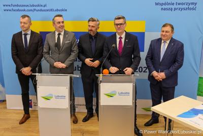 8 grudnia 2025 r. podpisano symboliczny czek na przekazanie przez Samorząd Województwa Lubuskiego 35 milionów złotych, pochodzących z unijnych środków, na przebudowę zielonogórskiego amfiteatru
