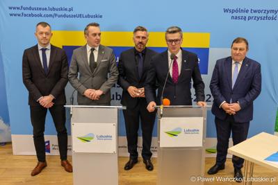 8 grudnia 2025 r. podpisano symboliczny czek na przekazanie przez Samorząd Województwa Lubuskiego 35 milionów złotych, pochodzących z unijnych środków, na przebudowę zielonogórskiego amfiteatru
