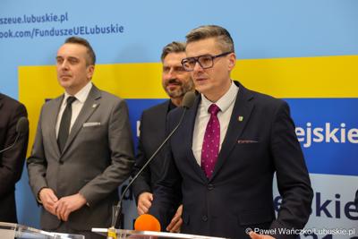 8 grudnia 2025 r. podpisano symboliczny czek na przekazanie przez Samorząd Województwa Lubuskiego 35 milionów złotych, pochodzących z unijnych środków, na przebudowę zielonogórskiego amfiteatru
