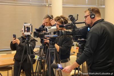 8 grudnia 2025 r. podpisano symboliczny czek na przekazanie przez Samorząd Województwa Lubuskiego 35 milionów złotych, pochodzących z unijnych środków, na przebudowę zielonogórskiego amfiteatru
