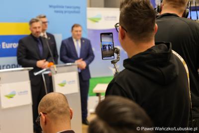 8 grudnia 2025 r. podpisano symboliczny czek na przekazanie przez Samorząd Województwa Lubuskiego 35 milionów złotych, pochodzących z unijnych środków, na przebudowę zielonogórskiego amfiteatru
