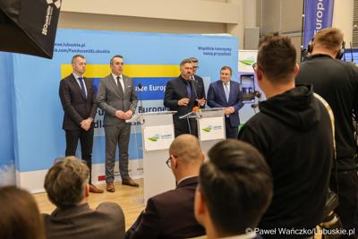 8 grudnia 2025 r. podpisano symboliczny czek na przekazanie przez Samorząd Województwa Lubuskiego 35 milionów złotych, pochodzących z unijnych środków, na przebudowę zielonogórskiego amfiteatru
