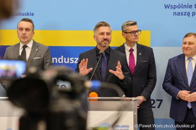 8 grudnia 2025 r. podpisano symboliczny czek na przekazanie przez Samorząd Województwa Lubuskiego 35 milionów złotych, pochodzących z unijnych środków, na przebudowę zielonogórskiego amfiteatru
