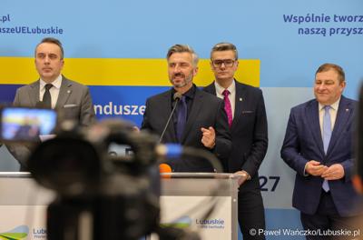 8 grudnia 2025 r. podpisano symboliczny czek na przekazanie przez Samorząd Województwa Lubuskiego 35 milionów złotych, pochodzących z unijnych środków, na przebudowę zielonogórskiego amfiteatru
