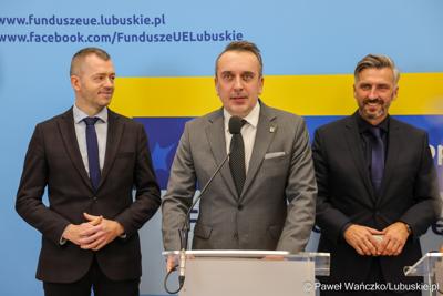 8 grudnia 2025 r. podpisano symboliczny czek na przekazanie przez Samorząd Województwa Lubuskiego 35 milionów złotych, pochodzących z unijnych środków, na przebudowę zielonogórskiego amfiteatru
