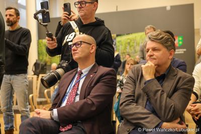 8 grudnia 2025 r. podpisano symboliczny czek na przekazanie przez Samorząd Województwa Lubuskiego 35 milionów złotych, pochodzących z unijnych środków, na przebudowę zielonogórskiego amfiteatru
