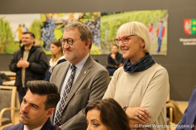 8 grudnia 2025 r. podpisano symboliczny czek na przekazanie przez Samorząd Województwa Lubuskiego 35 milionów złotych, pochodzących z unijnych środków, na przebudowę zielonogórskiego amfiteatru
