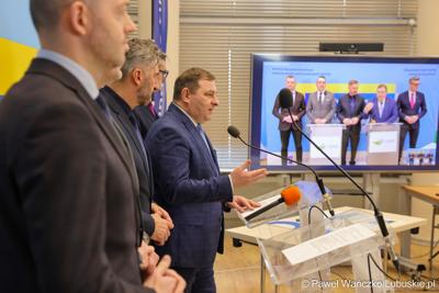 8 grudnia 2025 r. podpisano symboliczny czek na przekazanie przez Samorząd Województwa Lubuskiego 35 milionów złotych, pochodzących z unijnych środków, na przebudowę zielonogórskiego amfiteatru
