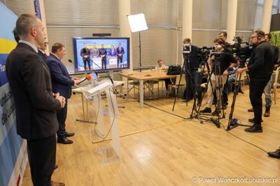 8 grudnia 2025 r. podpisano symboliczny czek na przekazanie przez Samorząd Województwa Lubuskiego 35 milionów złotych, pochodzących z unijnych środków, na przebudowę zielonogórskiego amfiteatru
