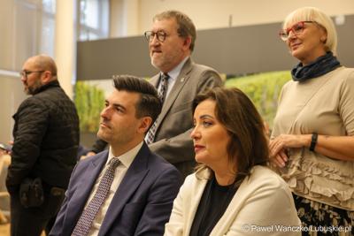 8 grudnia 2025 r. podpisano symboliczny czek na przekazanie przez Samorząd Województwa Lubuskiego 35 milionów złotych, pochodzących z unijnych środków, na przebudowę zielonogórskiego amfiteatru
