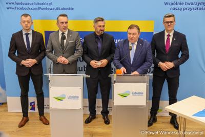 8 grudnia 2025 r. podpisano symboliczny czek na przekazanie przez Samorząd Województwa Lubuskiego 35 milionów złotych, pochodzących z unijnych środków, na przebudowę zielonogórskiego amfiteatru
