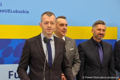 8 grudnia 2025 r. podpisano symboliczny czek na przekazanie przez Samorząd Województwa Lubuskiego 35 milionów złotych, pochodzących z unijnych środków, na przebudowę zielonogórskiego amfiteatru
