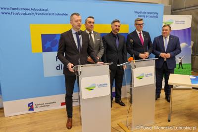 8 grudnia 2025 r. podpisano symboliczny czek na przekazanie przez Samorząd Województwa Lubuskiego 35 milionów złotych, pochodzących z unijnych środków, na przebudowę zielonogórskiego amfiteatru
