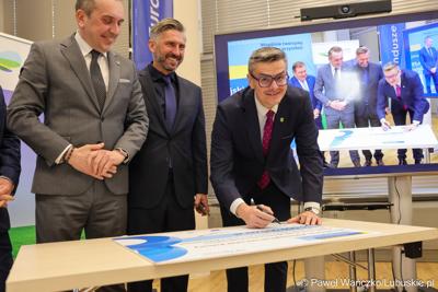 8 grudnia 2025 r. podpisano symboliczny czek na przekazanie przez Samorząd Województwa Lubuskiego 35 milionów złotych, pochodzących z unijnych środków, na przebudowę zielonogórskiego amfiteatru
