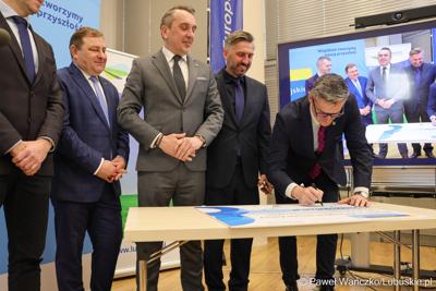 8 grudnia 2025 r. podpisano symboliczny czek na przekazanie przez Samorząd Województwa Lubuskiego 35 milionów złotych, pochodzących z unijnych środków, na przebudowę zielonogórskiego amfiteatru
