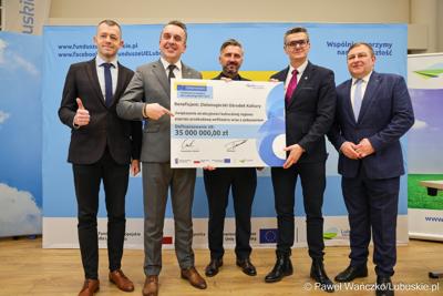 8 grudnia 2025 r. podpisano symboliczny czek na przekazanie przez Samorząd Województwa Lubuskiego 35 milionów złotych, pochodzących z unijnych środków, na przebudowę zielonogórskiego amfiteatru
