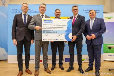 8 grudnia 2025 r. podpisano symboliczny czek na przekazanie przez Samorząd Województwa Lubuskiego 35 milionów złotych, pochodzących z unijnych środków, na przebudowę zielonogórskiego amfiteatru
