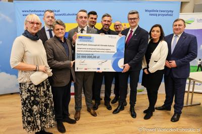 8 grudnia 2025 r. podpisano symboliczny czek na przekazanie przez Samorząd Województwa Lubuskiego 35 milionów złotych, pochodzących z unijnych środków, na przebudowę zielonogórskiego amfiteatru
