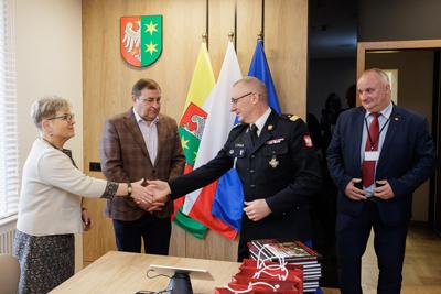 Lubuski Komendant Wojewódzki Państwowej Straży Pożarnej w Gorzowie Wlkp. nadbryg. Janusz Drozda  osobiście wręczył medale, aby w imieniu Lubuskich Strażaków, zarówno Państwowej Straży Pożarnej, jak i Ochotniczej Straży Pożarnej, podziękować zarządowi województwa za wspieranie Krajowego Systemu Ratowniczo-Gaśniczego