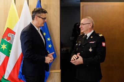 Lubuski Komendant Wojewódzki Państwowej Straży Pożarnej w Gorzowie Wlkp. nadbryg. Janusz Drozda  osobiście wręczył medale, aby w imieniu Lubuskich Strażaków, zarówno Państwowej Straży Pożarnej, jak i Ochotniczej Straży Pożarnej, podziękować zarządowi województwa za wspieranie Krajowego Systemu Ratowniczo-Gaśniczego