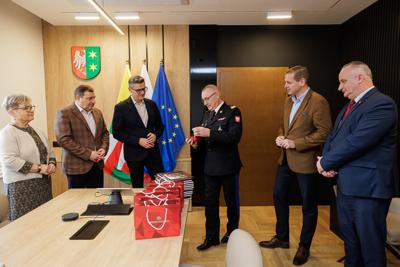 Lubuski Komendant Wojewódzki Państwowej Straży Pożarnej w Gorzowie Wlkp. nadbryg. Janusz Drozda  osobiście wręczył medale, aby w imieniu Lubuskich Strażaków, zarówno Państwowej Straży Pożarnej, jak i Ochotniczej Straży Pożarnej, podziękować zarządowi województwa za wspieranie Krajowego Systemu Ratowniczo-Gaśniczego