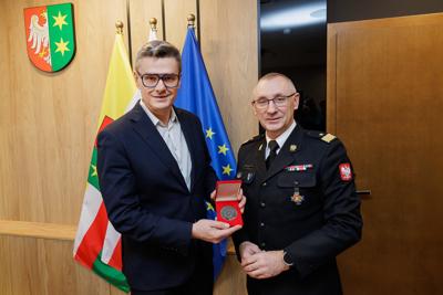 Lubuski Komendant Wojewódzki Państwowej Straży Pożarnej w Gorzowie Wlkp. nadbryg. Janusz Drozda  osobiście wręczył medale, aby w imieniu Lubuskich Strażaków, zarówno Państwowej Straży Pożarnej, jak i Ochotniczej Straży Pożarnej, podziękować zarządowi województwa za wspieranie Krajowego Systemu Ratowniczo-Gaśniczego