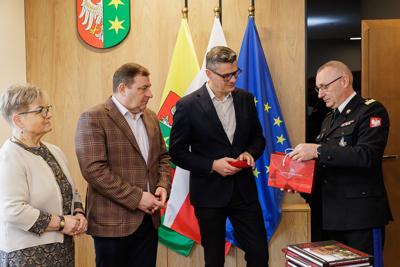 Lubuski Komendant Wojewódzki Państwowej Straży Pożarnej w Gorzowie Wlkp. nadbryg. Janusz Drozda  osobiście wręczył medale, aby w imieniu Lubuskich Strażaków, zarówno Państwowej Straży Pożarnej, jak i Ochotniczej Straży Pożarnej, podziękować zarządowi województwa za wspieranie Krajowego Systemu Ratowniczo-Gaśniczego