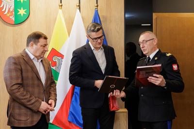 Lubuski Komendant Wojewódzki Państwowej Straży Pożarnej w Gorzowie Wlkp. nadbryg. Janusz Drozda  osobiście wręczył medale, aby w imieniu Lubuskich Strażaków, zarówno Państwowej Straży Pożarnej, jak i Ochotniczej Straży Pożarnej, podziękować zarządowi województwa za wspieranie Krajowego Systemu Ratowniczo-Gaśniczego