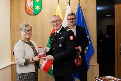 Lubuski Komendant Wojewódzki Państwowej Straży Pożarnej w Gorzowie Wlkp. nadbryg. Janusz Drozda  osobiście wręczył medale, aby w imieniu Lubuskich Strażaków, zarówno Państwowej Straży Pożarnej, jak i Ochotniczej Straży Pożarnej, podziękować zarządowi województwa za wspieranie Krajowego Systemu Ratowniczo-Gaśniczego