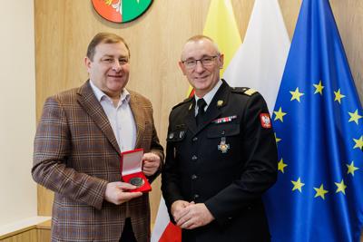 Lubuski Komendant Wojewódzki Państwowej Straży Pożarnej w Gorzowie Wlkp. nadbryg. Janusz Drozda  osobiście wręczył medale, aby w imieniu Lubuskich Strażaków, zarówno Państwowej Straży Pożarnej, jak i Ochotniczej Straży Pożarnej, podziękować zarządowi województwa za wspieranie Krajowego Systemu Ratowniczo-Gaśniczego