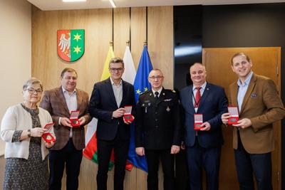 Lubuski Komendant Wojewódzki Państwowej Straży Pożarnej w Gorzowie Wlkp. nadbryg. Janusz Drozda  osobiście wręczył medale, aby w imieniu Lubuskich Strażaków, zarówno Państwowej Straży Pożarnej, jak i Ochotniczej Straży Pożarnej, podziękować zarządowi województwa za wspieranie Krajowego Systemu Ratowniczo-Gaśniczego