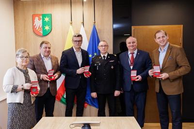 Lubuski Komendant Wojewódzki Państwowej Straży Pożarnej w Gorzowie Wlkp. nadbryg. Janusz Drozda  osobiście wręczył medale, aby w imieniu Lubuskich Strażaków, zarówno Państwowej Straży Pożarnej, jak i Ochotniczej Straży Pożarnej, podziękować zarządowi województwa za wspieranie Krajowego Systemu Ratowniczo-Gaśniczego