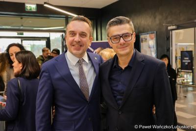 Marszałek Województwa Lubuskiego Sebastian Ciemnoczołowski i prezydent Zielonej Góry Marcin Jabłoński na spotkaniu z polskim astronautą Sławoszem Uznańskim-Wiśniewskim