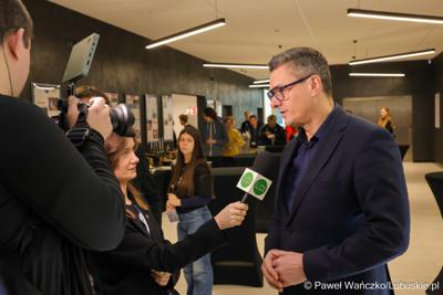 Marszałek Województwa Lubuskiego Sebastian Ciemnoczołowski udziela wywiadu mediom
