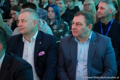 Poseł na Sejm RP Robert Dowhan (z lewej) i wicemarszałek województwa lubuskiego Grzegorz Potęga (obok) na spotkaniu z polskim astronautą projektowym Europejskiej Agencji Kosmicznej Sławoszem Uznańskim-Wiśniewskim w Parku Technologii Kosmicznych w Zielonej Górze-Nowym Kisielinie 