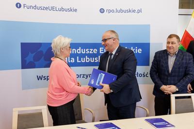 Pierwsze umowy o dofinansowanie zostały zawarte. Na działania projektowe przyznano środki w ramach Europejskiego Funduszu Społecznego