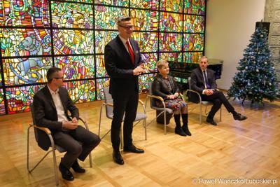 W Muzeum Ziemi Lubuskiej w Zielonej Górze wręczono nagrody jubileuszowe pracownikom Urzędu Marszałkowskiego, którzy mają za sobą 20, 25, 30, 35 lub 40 lat pracy. 