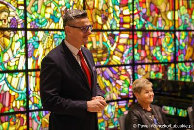 W Muzeum Ziemi Lubuskiej w Zielonej Górze wręczono nagrody jubileuszowe pracownikom Urzędu Marszałkowskiego, którzy mają za sobą 20, 25, 30, 35 lub 40 lat pracy. 