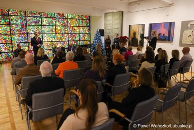 W Muzeum Ziemi Lubuskiej w Zielonej Górze wręczono nagrody jubileuszowe pracownikom Urzędu Marszałkowskiego, którzy mają za sobą 20, 25, 30, 35 lub 40 lat pracy. 